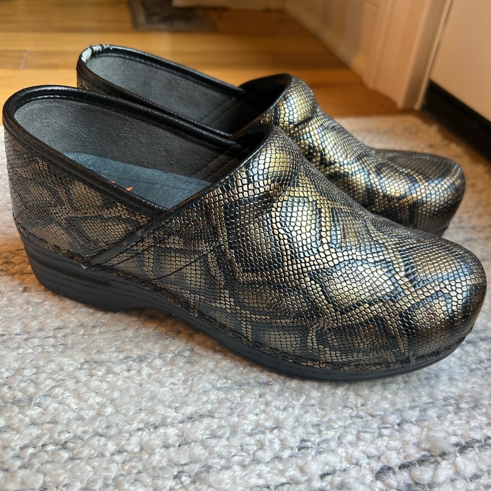 Dansko Pro XP Metallic Gold Snakeskin Leather Clogs Size 38 (US 7.5-8)